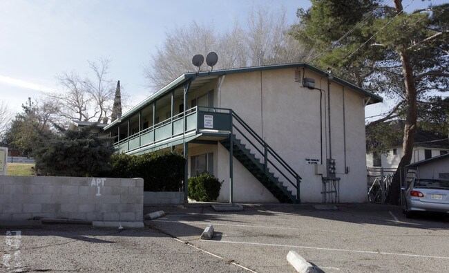 305 E Fredricks St in Barstow, CA - Foto de edificio - Building Photo