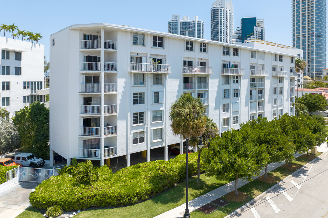 Towne Royale Condominiums in Sunny Isles Beach, FL - Building Photo