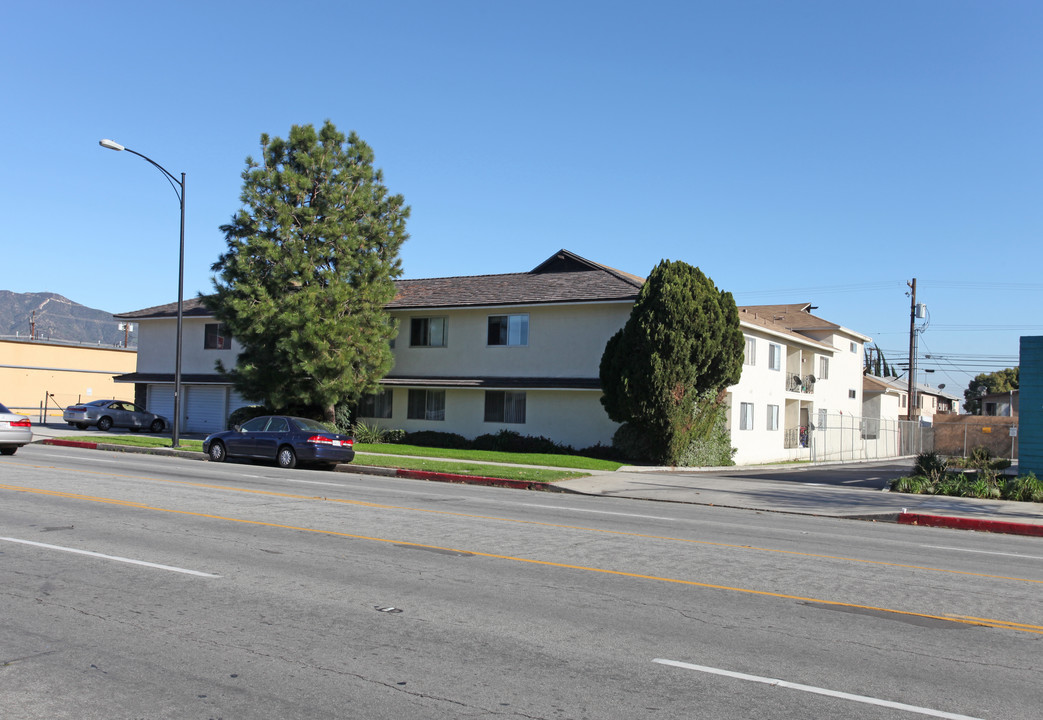 1014 W Olive Ave in Burbank, CA - Building Photo