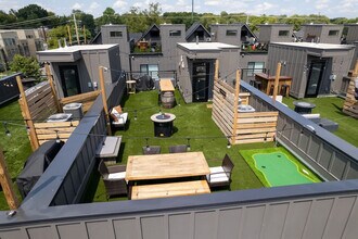 738 Douglas Ave in Nashville, TN - Foto de edificio - Building Photo