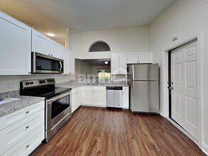 3826 Bayshore Cir in Tavares, FL - Foto de edificio - Building Photo