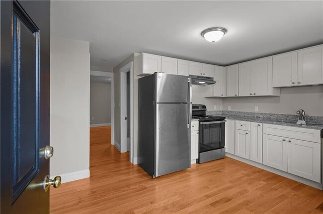 54 Hillside Ave in Tiverton, RI - Building Photo - Building Photo