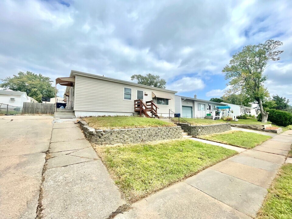 810 W 33rd Ave in Bellevue, NE - Building Photo