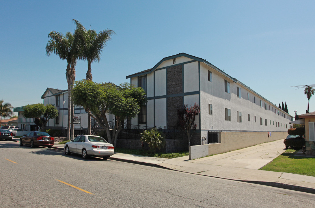 Yukon Plaza Apartments in Hawthorne, CA - Building Photo