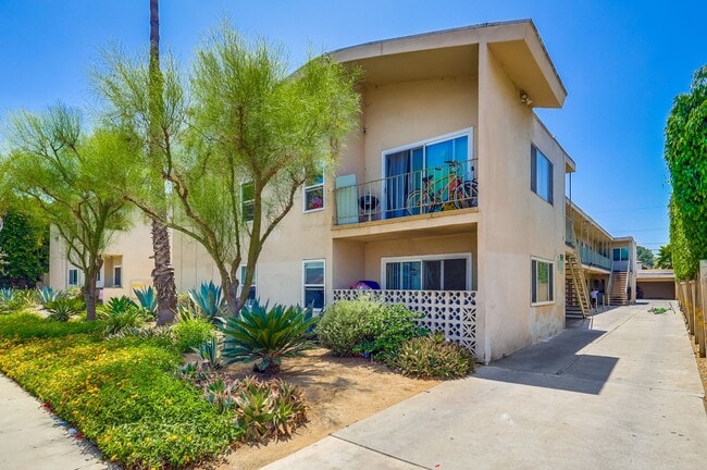 6735 Brynhurst Ave in Los Angeles, CA - Foto de edificio - Building Photo