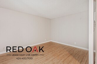 8614 Woodley Ave in Los Angeles, CA - Foto de edificio - Building Photo