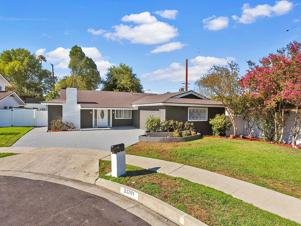 23701 Bessemer St in Woodland Hills, CA - Foto de edificio