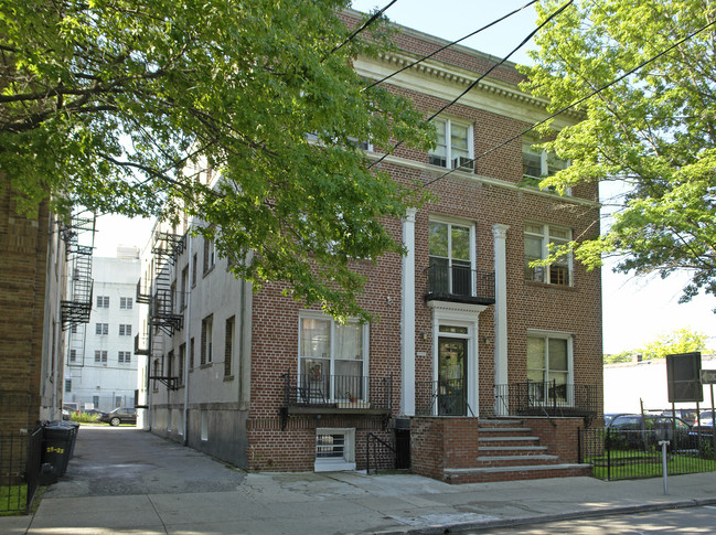 23 Mitchell Pl in White Plains, NY - Foto de edificio - Building Photo