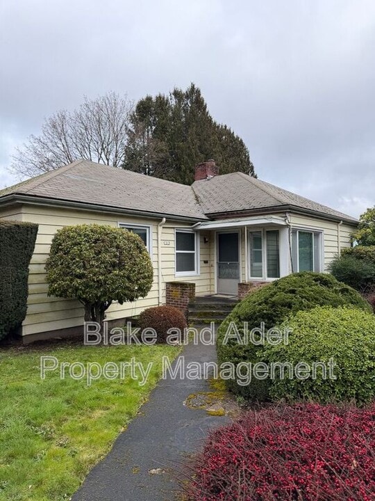 7303 SE Madison St in Portland, OR - Building Photo