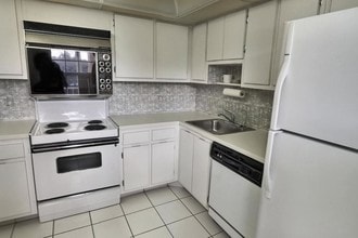 3900 Oaks Clubhouse Dr, Unit 11205 in Pompano Beach, FL - Foto de edificio - Building Photo