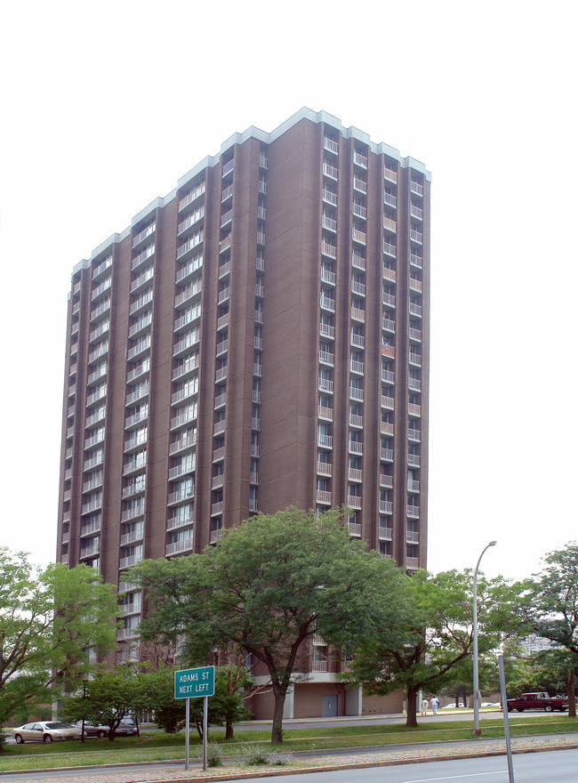 Geneva Towers in Syracuse, NY - Foto de edificio - Building Photo