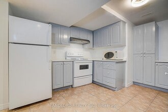 8 Wood Dale Rd in Vaughan, ON - Building Photo - Building Photo