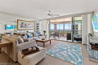 21 Bluebill Ave in Naples, FL - Foto de edificio - Building Photo