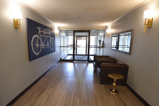 Knollwood Towers West  Apartments in Hopkins, MN - Building Photo - Building Photo