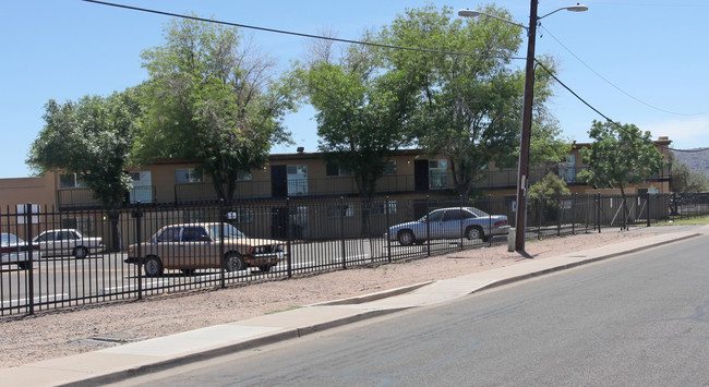 Broadway House Apartments in Phoenix, AZ - Building Photo - Building Photo