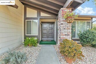 817 Basalt Way in Antioch, CA - Building Photo - Building Photo