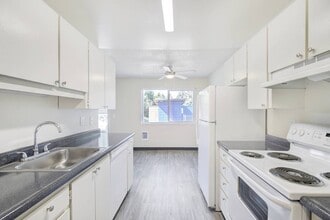 Royal Pines in Beaverton, OR - Foto de edificio - Building Photo