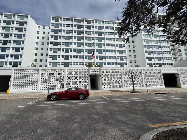 property at 33 S Gulfstream Ave