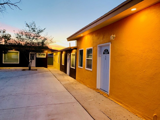 DIA APARTMENT COMPLEX in Fabens, TX - Foto de edificio - Building Photo