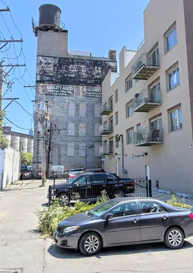 912 W Chicago Ave, Unit 201 in Chicago, IL - Building Photo - Building Photo