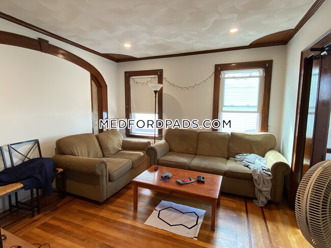 14 Renfrew St-Unit -1 in Medford, MA - Foto de edificio - Building Photo