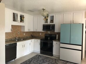 230 E Story Rd in Winter Garden, FL - Foto de edificio - Building Photo