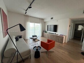 50 Menores Ave in Coral Gables, FL - Foto de edificio - Building Photo