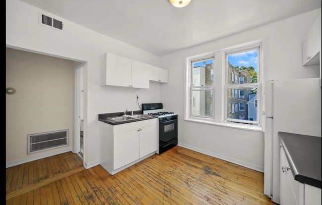 3036 W Wellington Ave, Unit 3 in Chicago, IL - Building Photo - Building Photo