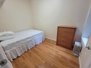 24 E 7th St in New York, NY - Building Photo - Building Photo