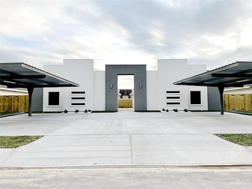1501 W Heritage Dr in Pharr, TX - Building Photo