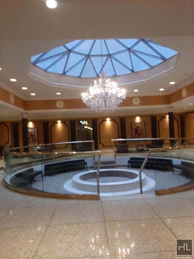 GRAND CENTRAL PARKWAY in Queens, NY - Foto de edificio - Building Photo