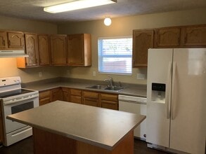 557 Whispering Pines Pl in Trenton, OH - Foto de edificio - Building Photo