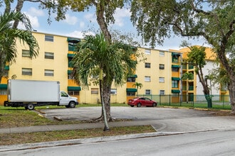 Las Estrellas Condominium in Hialeah, FL - Foto de edificio - Building Photo