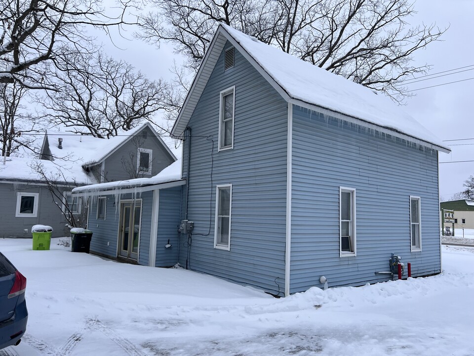 943 Woodmere Ave in Traverse City, MI - Foto de edificio