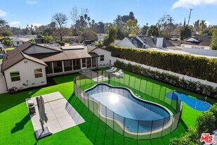 5827 Jumilla Ave in Los Angeles, CA - Building Photo