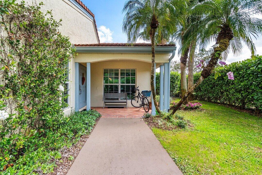 2320 Las Casitas Dr in Wellington, FL - Building Photo