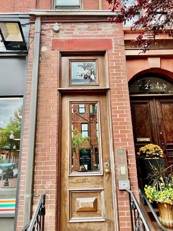 property at 252 W Newton St