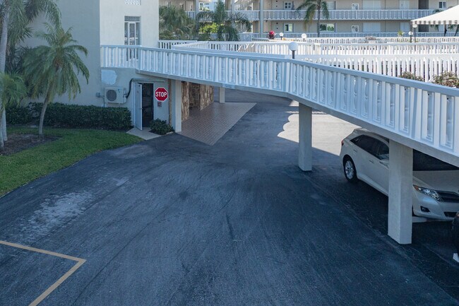 Lake Harbour Towers East in Lake Park, FL - Building Photo - Building Photo