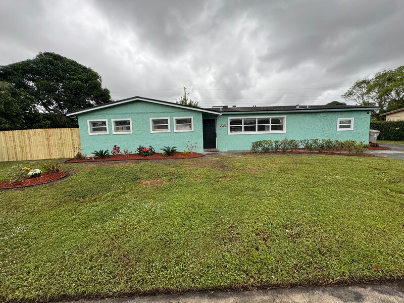 5056 Pat Pl in West Palm Beach, FL - Building Photo