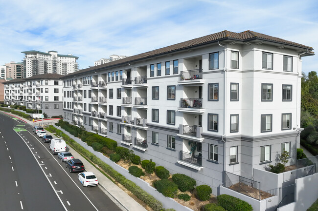 Regents Court in San Diego, CA - Building Photo - Building Photo