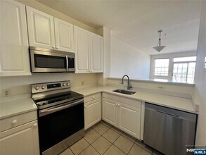 1100 River Rd in Edgewater, NJ - Building Photo - Building Photo