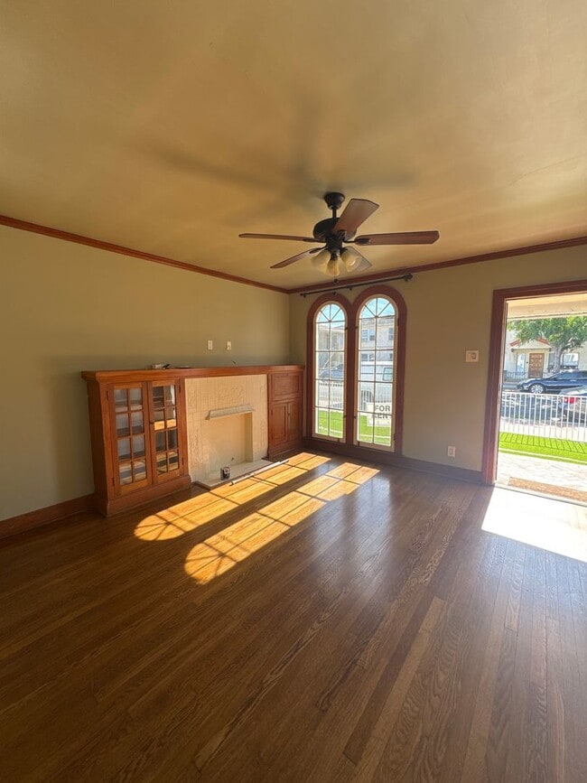 property at 550 W 20th St