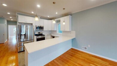 366 Armstrong Ave in Jersey City, NJ - Building Photo - Building Photo