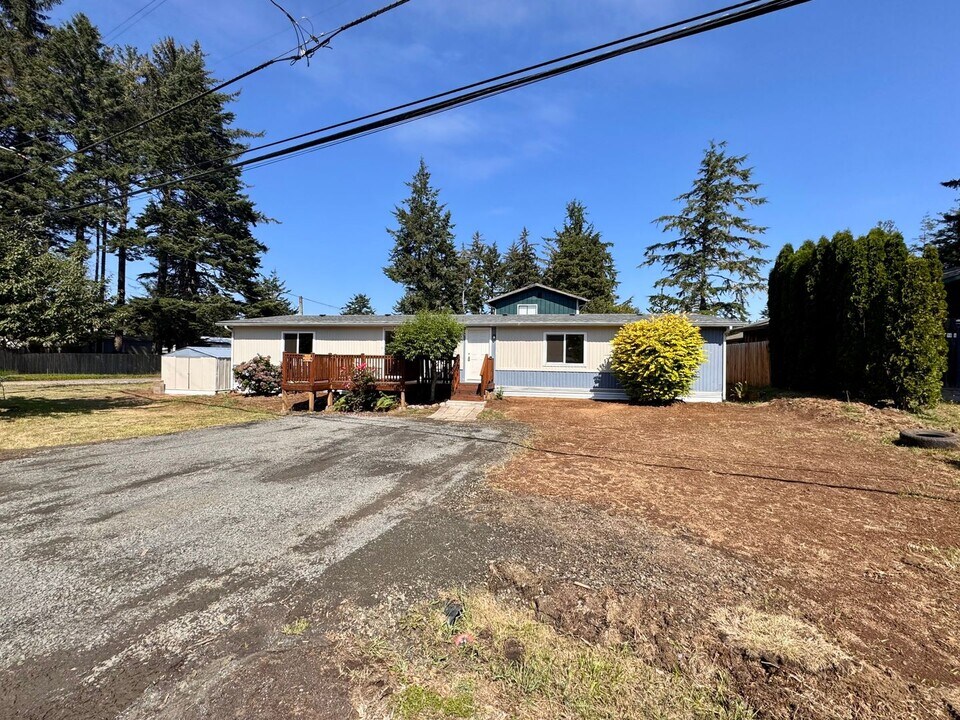 63515 Grand Rd in Coos Bay, OR - Building Photo