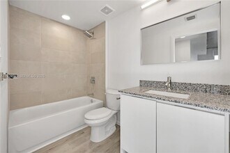 475 NE 125th St, Unit 203 in North Miami, FL - Foto de edificio - Building Photo