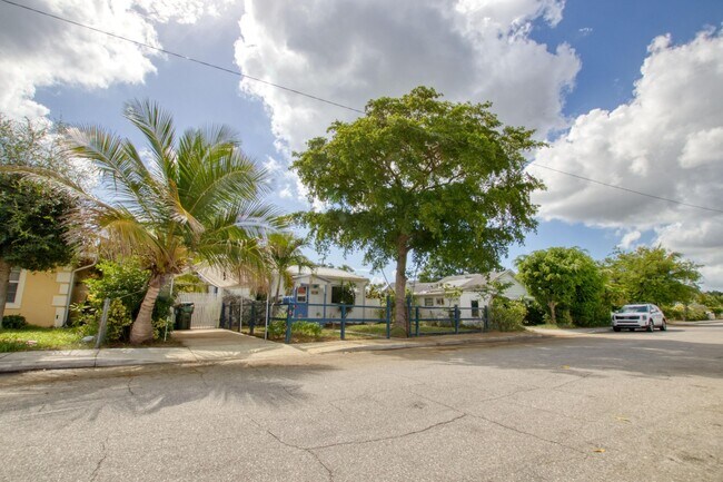 726 N E St in Lake Worth Beach, FL - Building Photo - Building Photo