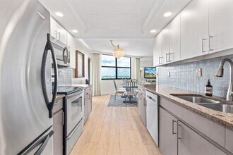 1000 Longboat Club Rd in Longboat Key, FL - Building Photo - Building Photo