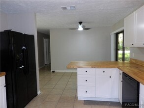 8955 N Basswood Ave in Crystal River, FL - Foto de edificio - Building Photo