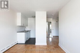 990 Avenue Rd in Toronto, ON - Building Photo