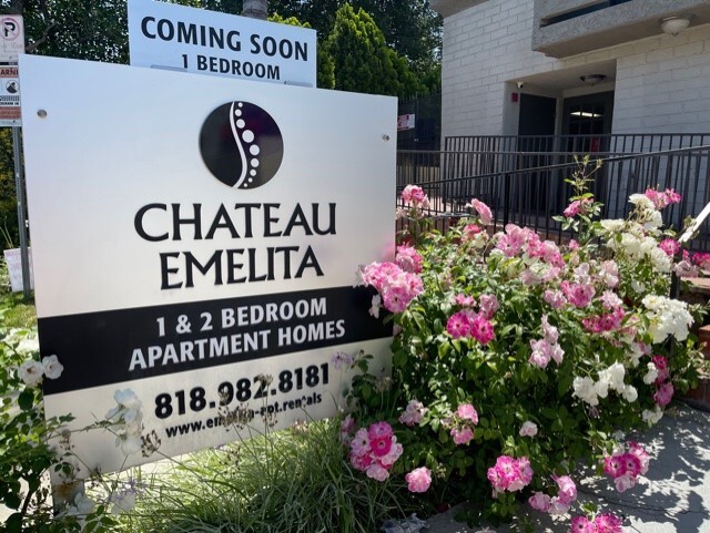 Chateau Emelita Apartments in Valley Village, CA - Foto de edificio